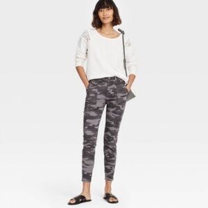 Knox Rose Camo Mid-Rise Utility Ankle Pants with Zip Ankle Detail. Size 2